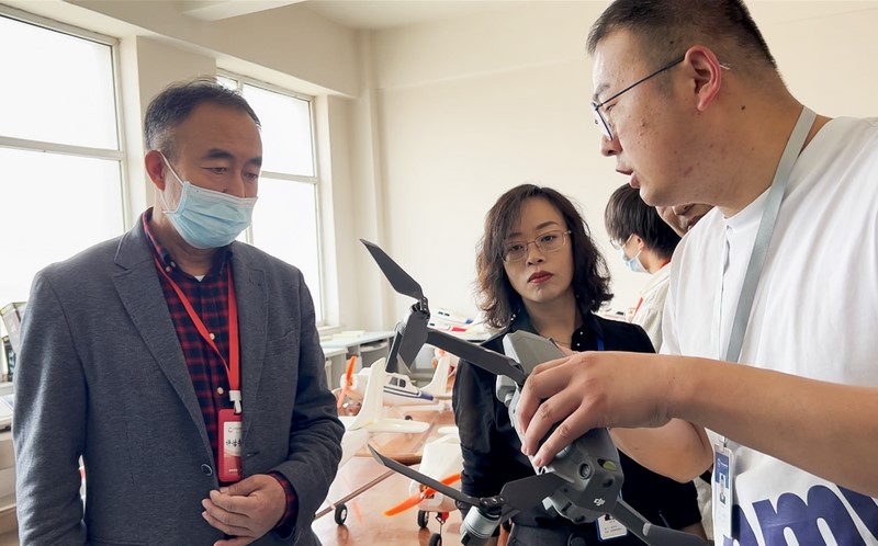 教育部教育質(zhì)量評(píng)估中心專家組 國(guó)家開(kāi)放大學(xué)領(lǐng)導(dǎo)組參觀學(xué)校無(wú)人機(jī)實(shí)訓(xùn)室