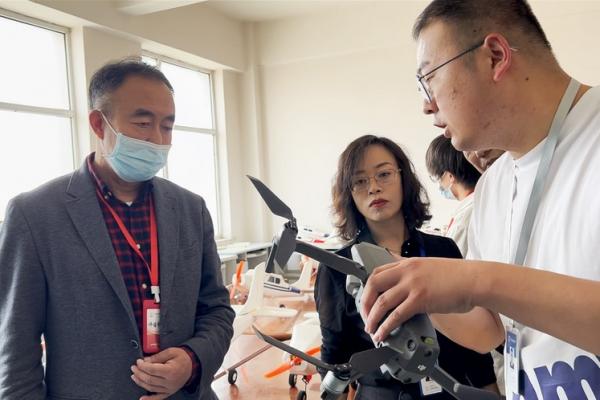 教育部教育質(zhì)量評(píng)估中心專(zhuān)家組 國(guó)家開(kāi)放大學(xué)領(lǐng)導(dǎo)組參觀(guān)學(xué)校無(wú)人機(jī)實(shí)訓(xùn)室