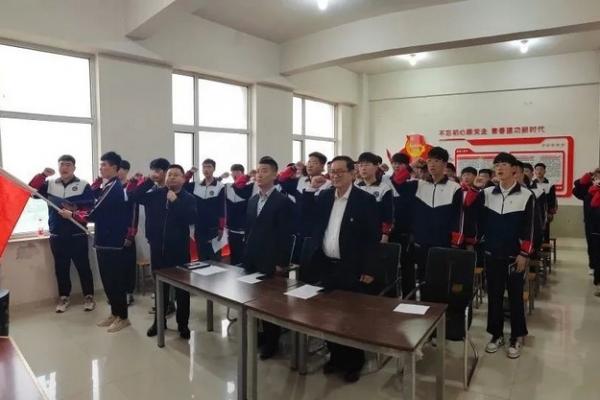 內(nèi)蒙古電力交通職業(yè)技術(shù)學(xué)校新團(tuán)員入團(tuán)儀式