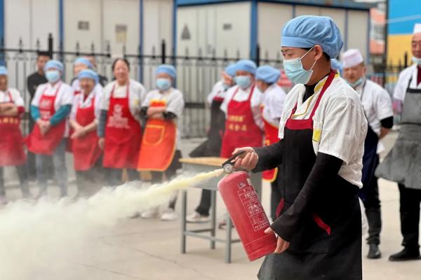 餐廳展開“四清兩學兩遵守”的自查工作