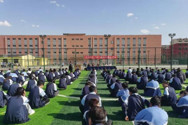 “嚴(yán)守騎行安全線(xiàn)，共筑青春防護(hù)墻” 